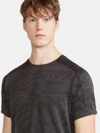 1912457-999000_ADV HiT SS Structure Tee M_Closeup3.jpg